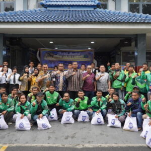 Rutan Kelas I Medan Bagikan 50 Paket Bansos kepada Pengemudi Ojek Online