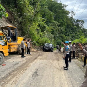Polres Gayo Lues Tanggap Bencana Longsor, Pastikan Keamanan dan Akses Masyarakat Terjaga