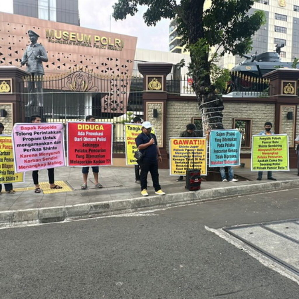Korban Pencurian Yang Dilaporkan Balik Gelar Aksi Demo di Mabes Polri Meminta Keadilan dan Perlindungan Hukum