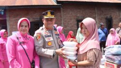 Jumat Berkah, Kapolres Aceh Tenggara dan Bhayangkari Salurkan Bantuan untuk Korban Kebakaran di Kute Bakhti